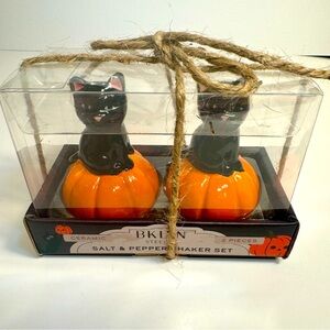 NWT. BKLYN car salt and pepper shakers. Adorable black cats on orange pumpkins.